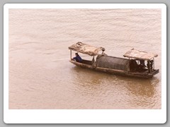 Small boat in the Yangtze River
