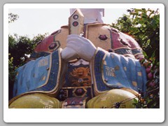 Large figurine by the harbor