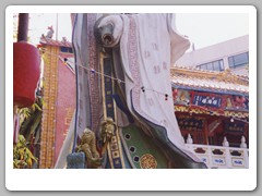 Large figurine by the harbor