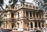 Opera-House01.jpg (93001 bytes)